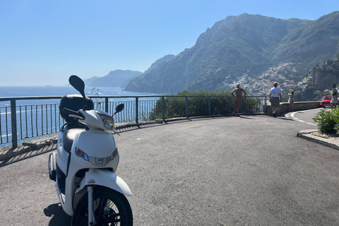 Salerno: Aluguel de scooter para viajar pela Costa Amalfitana