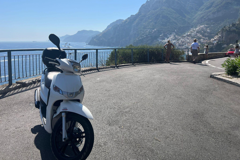 Salerno: Aluguel de scooter para viajar pela Costa Amalfitana