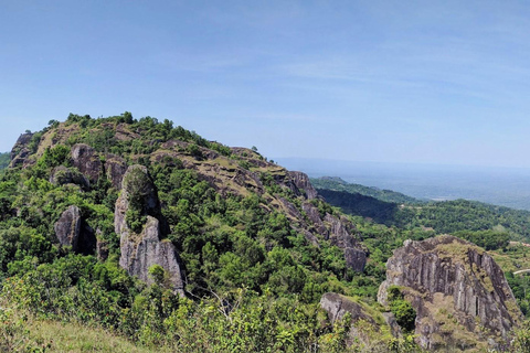 Excursión de senderismo suave por Yogyakarta al antiguo volcán NglanggeranExcursión de senderismo al atardecer en Yogyakarta