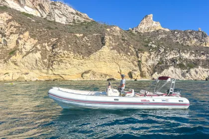 Cagliari: Zodiac Bootstour mit 3 Stopps zum Schnorcheln/Schwimmen