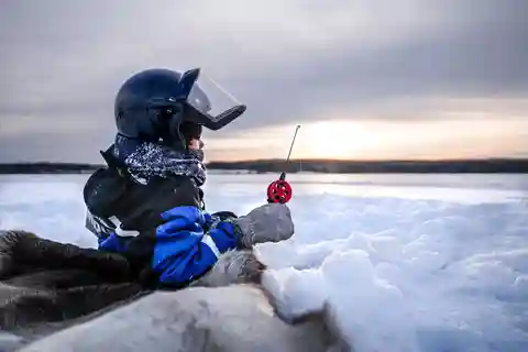 Snöskotersafari med isfiskeupplevelse