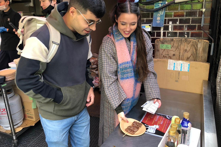 Immergiti nel tour gastronomico a piedi del mercato del pesce di TsukijiTour gastronomico del mercato ittico di Tsukiji La migliore esperienza locale a Tokyo