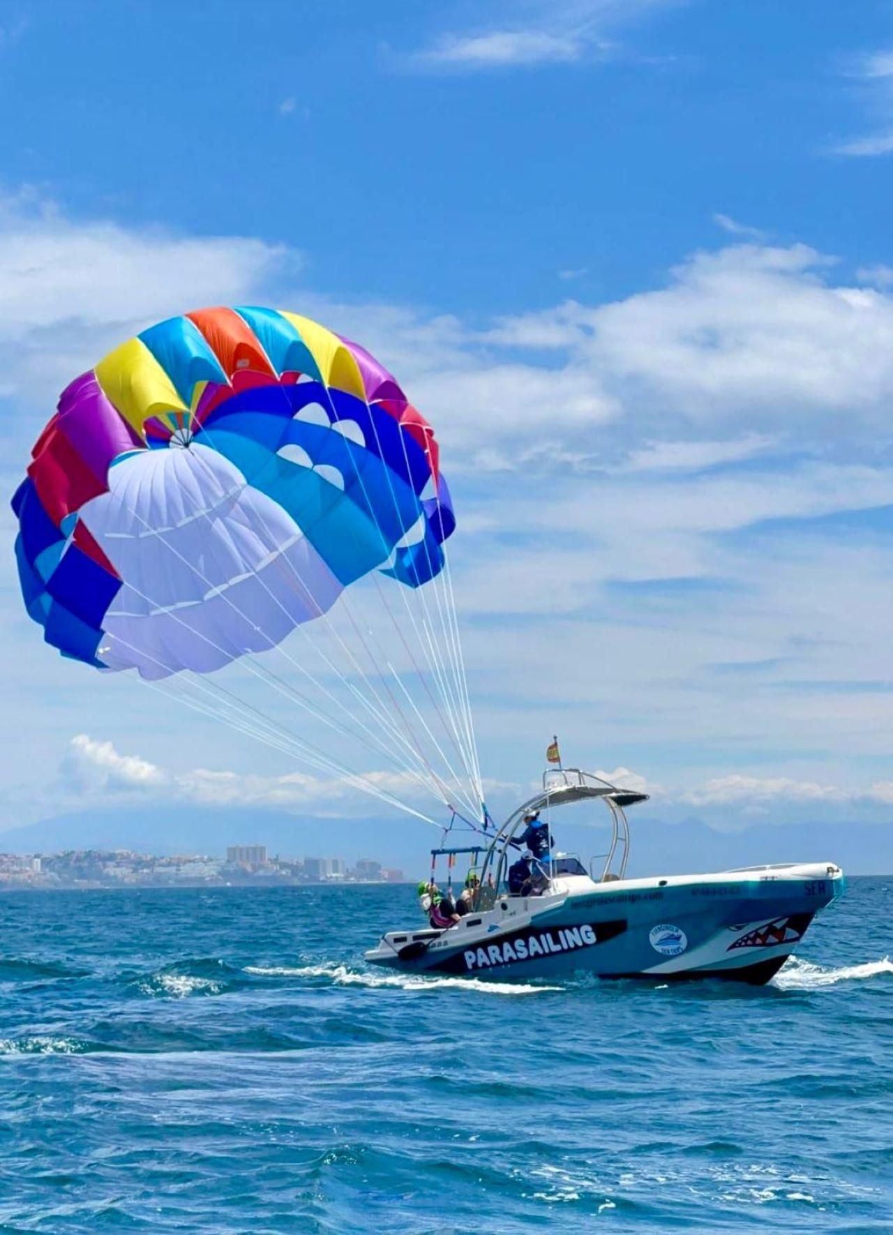 Fuengirola Fliege mit dem besten Luxus-Parasailing in Fuengirola mit Experten
