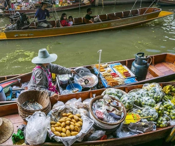 Bangkok: Railway and Floating Market Tour with Dragon Temple