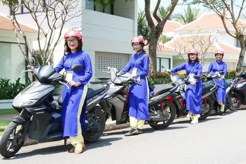 Da Nang: Visita Privada de la Ciudad en Scooter con la Jinete Ao dai