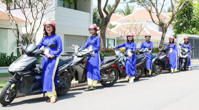 Da Nang: Private City Tour by Scooter with Ao dai Lady Rider