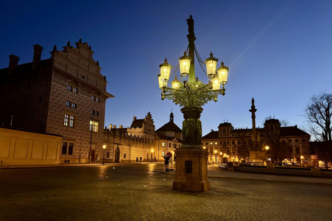 Prague: VIP Prague Castle Night Walk with Panoramic Views VIP Prague Castle Night Walk with Panoramic Views (German)