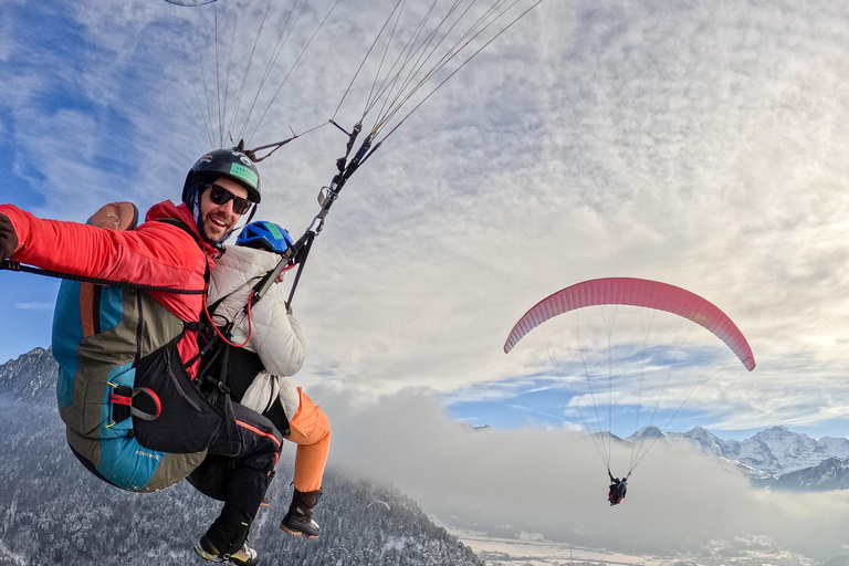 Interlaken: Tandem Paragliding Flug mit PilotInterlaken: Tandem-Gleitschirmflug mit Pilot