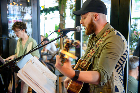 NYC: Wciągający pokaz z kolacją i muzyką na żywo