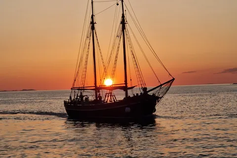 Zadar: Rejs o zachodzie słońca tradycyjną łodzią z winem