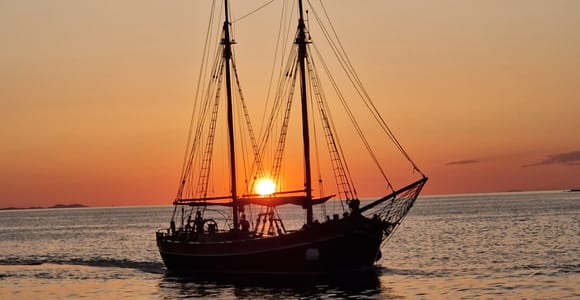 Zadar: Kreuzfahrt bei Sonnenuntergang auf einem traditionellen Boot mit Wein
