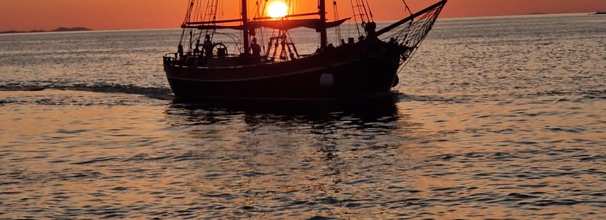 Zadar : Croisière au coucher du soleil sur un bateau traditionnel avec vin