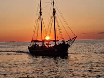 Zadar: Cruzeiro ao pôr do sol num barco tradicional com vinho