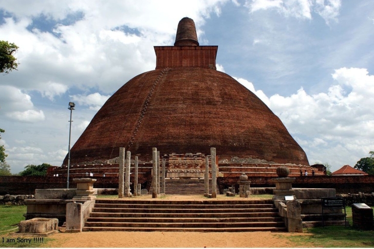 Vanuit Dambulla/Sigiriya: oude stad Anuradhapura op de fiets
