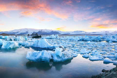 Reykjavík: Gletscherlagune, Diamant- &amp; Schwarzer Strand auf Chinesisch钻石沙滩&amp;冰河湖一日游（从您选择的指定地点接送）