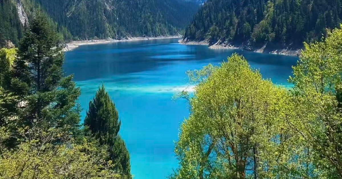 Valle di Jiuzhaigou tra laghi turchesi e cascate — Jiuzhaigou, Cina