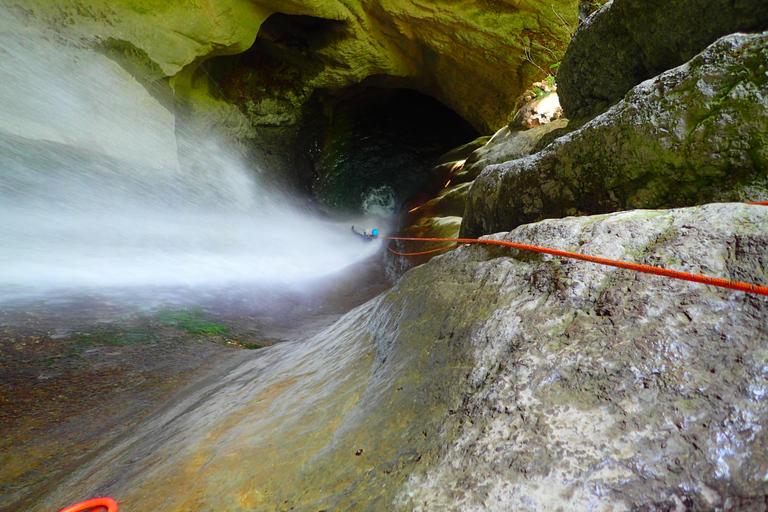 Talloires: Geführte Canyoning-Erfahrung in der Angon-SchluchtEntdecke die Angon-Schlucht in Annecy, Haute-Savoie