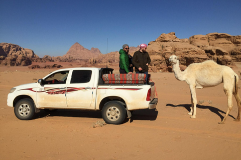 Wadi Rum: 4x4 Jeep Tour 6 timmar med solnedgång och med övernattning