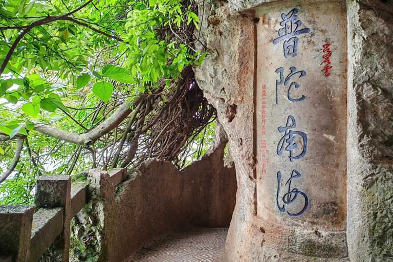 Kunming: Yunnan Ethnic Village & Western Hills Private Tour Private Tour with Pickup/Dropoff