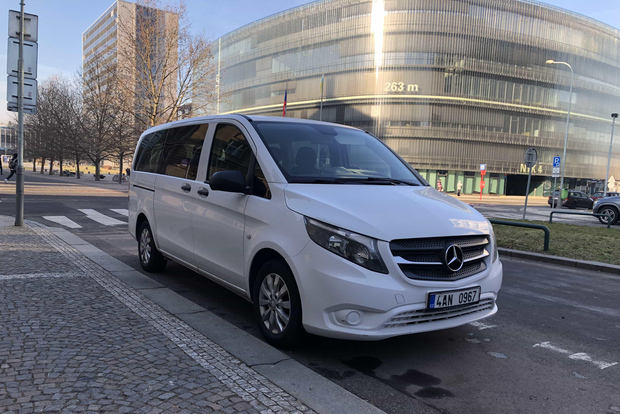 Aeropuerto de Praga: Traslado privado al centro de la ciudad en Minivan