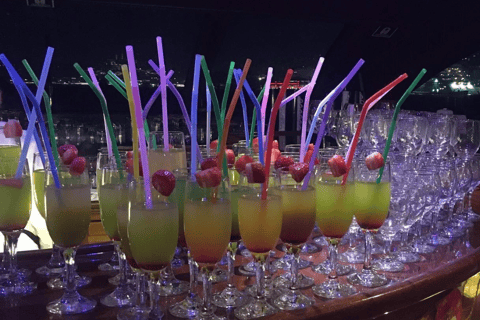 伊斯坦布尔：博斯普鲁斯海峡除夕夜游船晚宴派对伊斯坦布尔：博斯普鲁斯海峡除夕游船晚宴和派对