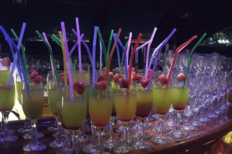 伊斯坦布尔：博斯普鲁斯海峡除夕夜游船晚宴派对伊斯坦布尔：博斯普鲁斯海峡除夕游船晚宴和派对