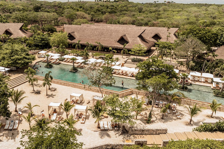 Cartagena:Makani Beach Club w/ Boat Transfer, Drink & Sunbed Makani ELUA VIP Couple Experience – Spa, Lunch & Drinks