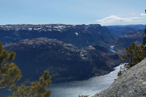 Preikestolen con recogida del hotel o barco con guía