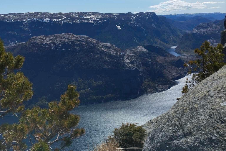 Preikestolen met hotel of ophaalservice vanaf je hotel met gids