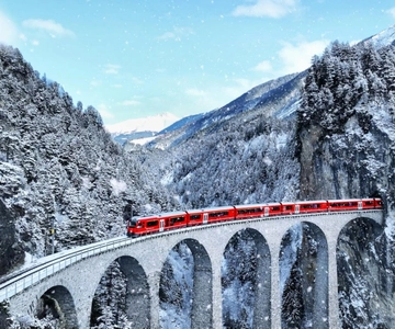 Vanuit Milaan: Bernina trein, Zwitserse Alpen & St. Moritz dagtrip