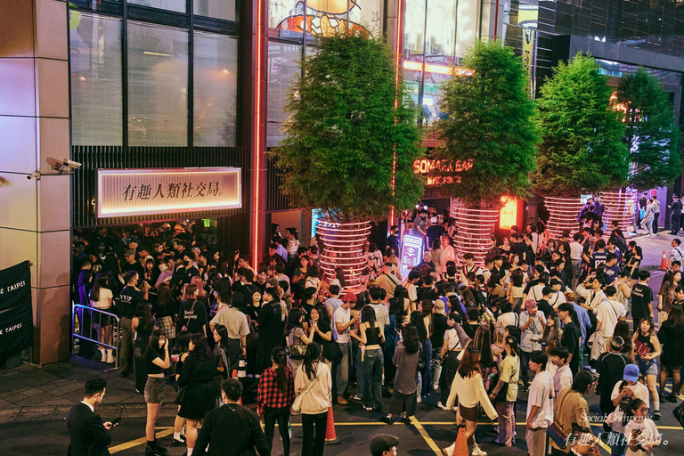 Taipei: Tipsy Bus 2.0 Bar-Hopping & Nightlife Experience