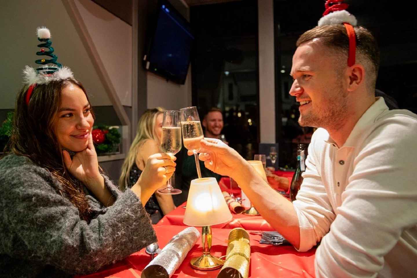 things to do at christmas in uk | enjoy a christmas party dinner cruise in london