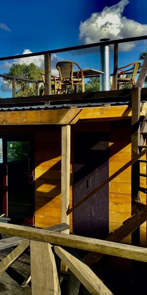 Saunada yalangoch holda mast bolgan