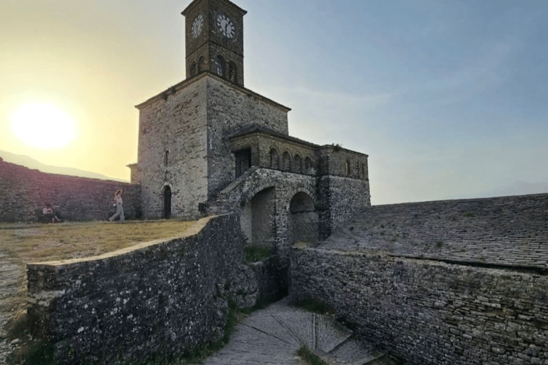 Z Tirany: Gjirokastër UNESCO i Blue Eye – wycieczka 1-dniowa z przewodnikiemZ Tirany: Gjirokastër UNESCO i Blue Eye wycieczka 1-dniowa z przewodnikiem