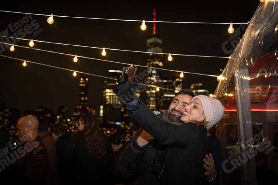NYC: Silvester-Bootstour mit Feuerwerk 2027 | Premium-Open-Bar. Foto: GetYourGuide NYC: Silvester-Bootstour mit Feuerwerk 2027 | Premium-Open-Bar. Foto: GetYourGuide