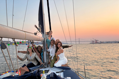 Sunset aboard a sailboat in Lisbon! Sunset aboard a sailing boat in Lisbon!