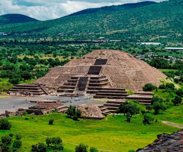 Tour di Teotihuacan + trasporto + Basilica + Tlatelolco + grotta