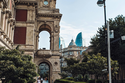 Baku: Night Panoramic Group Tour with Flame Towers