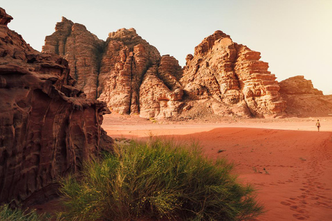 Wadi Rum: 4x4 Jeep Tour 6u met zonsondergang &amp; met overnachting