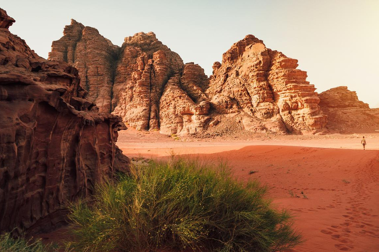 Wadi Rum: 4x4 Jeep Tour 6u met zonsondergang &amp; met overnachting