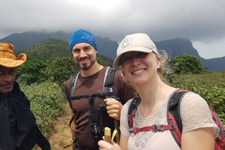 纳克尔斯峰探险和希洛亚村露营 2 日游