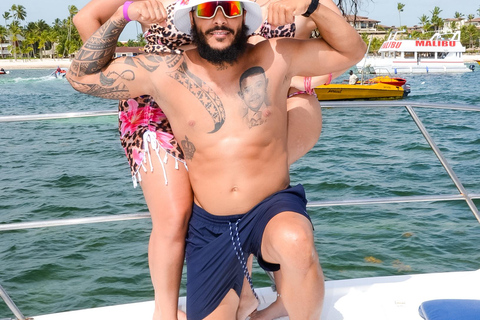 PuntaCana: Private Luxury Family BoatCruise with snorkelling