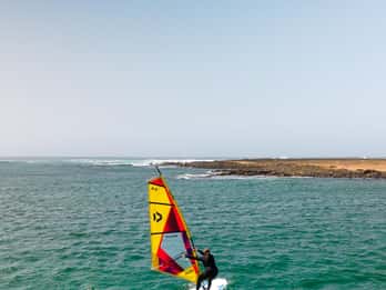 Aprenda a praticar windsurfe em Fuerteventura!