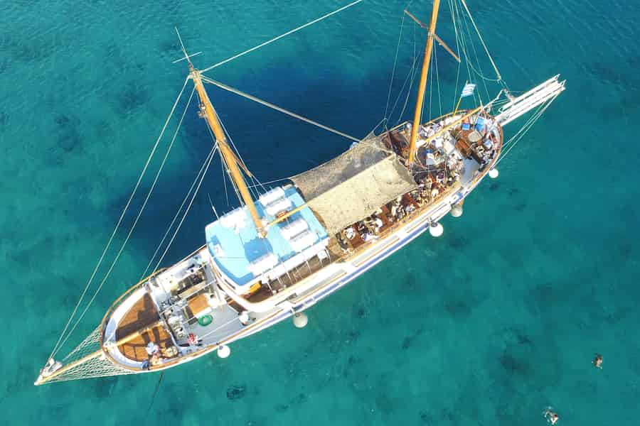 Mykonos: Sunset Party Boat Cruise mit 1 Getränk. Foto: GetYourGuide
