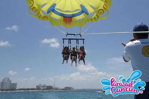 Cancun: Katamaran Plus zur Isla Mujeres mit Parasail