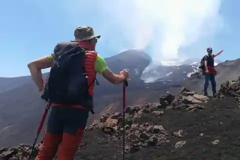 Trekking sui crateri del vulcano Etna