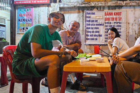 Excursion gastronomique en cyclo à Hue en soirée et musique folklorique sur la rivière des Parfums