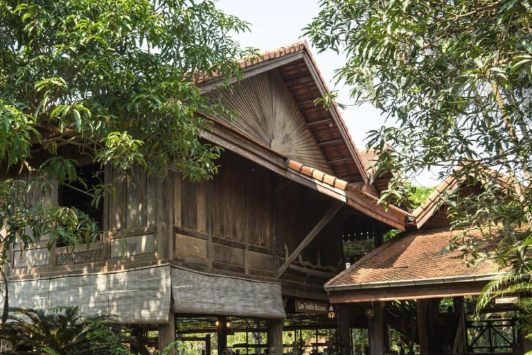 Vientiane: 100% Private & Personalized City Tour with Car