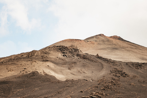 Wulkan Etna: Wędrówka na Szczyt i do Krateru z PrzewodnikiemEtna: wycieczka z przewodnikiem po szczycie i kraterze