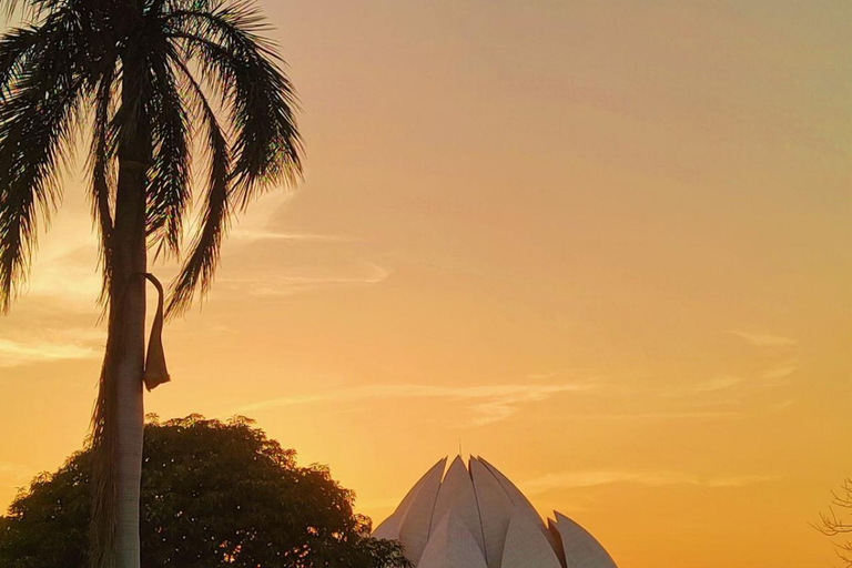 Delhi: Lotus Temple Sunrise Walking Tour with Guide